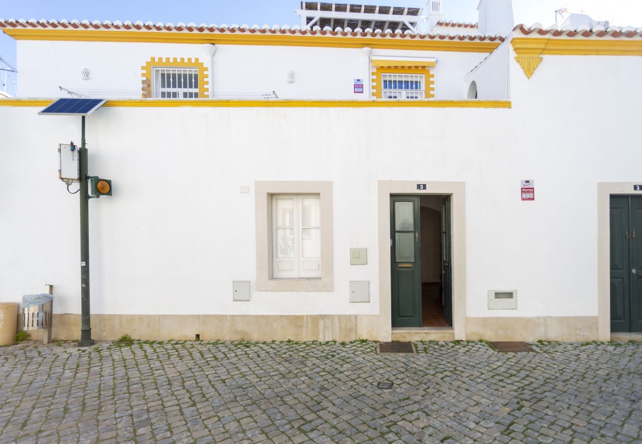 House in Tavira - Yellow Stripe House in Tavira - Yellow Stripe